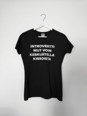 Kannatus t-paita: Introvertti mut voin keskustella kissoista, musta